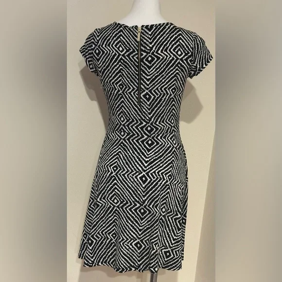 MICHAEL KORS Comfortable Black & White Geometric Short Sleeves Mini Dress Sz S - Picture 3 of 15